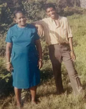 Georget Wilfried Lajoie avec sa mère Clémence