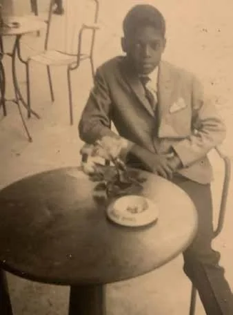 Jeune Georget dans le bar de sa mère au Bas-du-Bourg