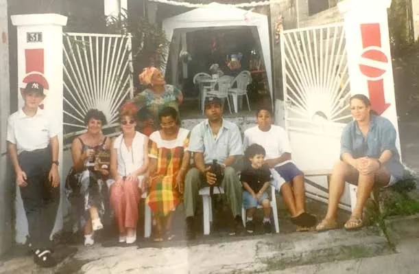 Réunion de la famille Lajoie devant une maison au Bas-du-Bourg