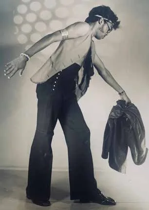 Jeune Georget Wilfried Lajoie dans une pose de danse