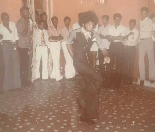 Monsieur Pop dansant à la discothèque La Plantation en Guadeloupe