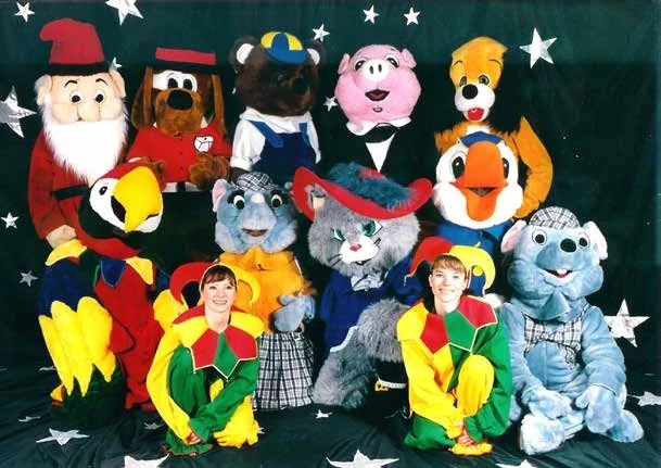 Personnages en costumes de peluches géantes