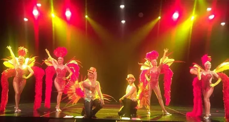 Scène de spectacle avec costumes et lumières