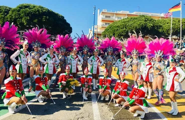 Groupe de majorettes italiennes en costume