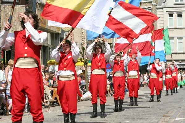 Lanceurs de drapeaux pendant une représentation extérieure