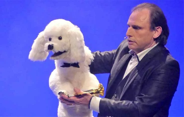 Frank Wells présentant un numéro avec un chien