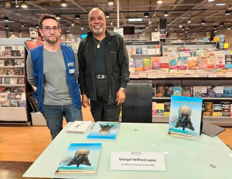 Georget Wilfried Lajoie lors d’une séance de dédicace