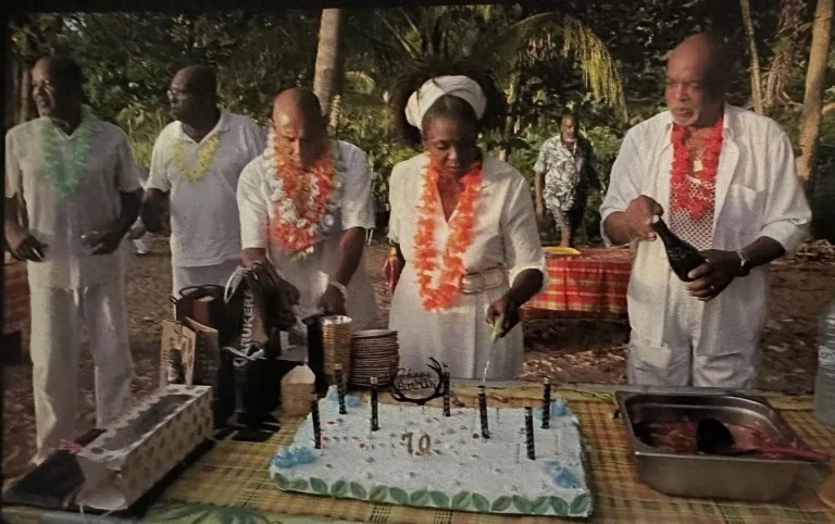 Georget Wilfried Lajoie entouré de ses amis autour de son gâteau d’anniversaire