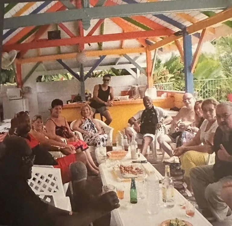 Famille et amis réunis pour un repas au carbet en Guadeloupe